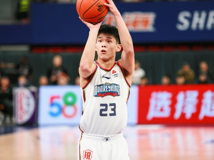 攻击欲望很强!林葳半场出手14次拿下14分1板1助2断